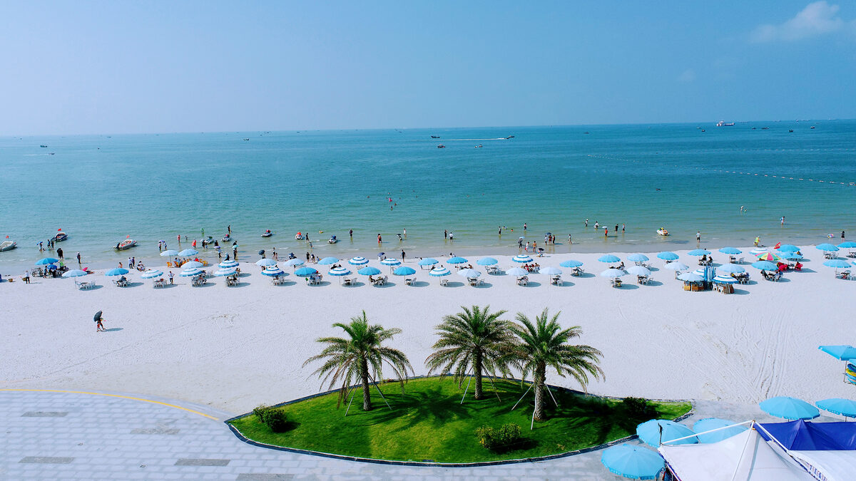 北海の海辺で中国語を学ぶ教室の風景